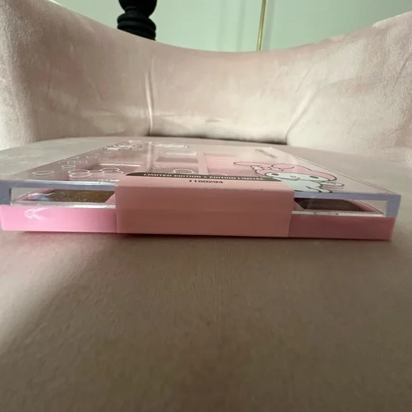 My melody x wet n wild eyeshadow palette - Picture 2 of 3